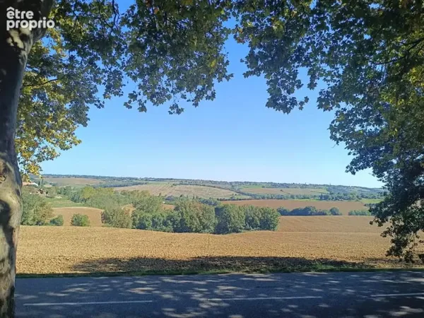 Terrain constructible de 1000 m2 à Aureville