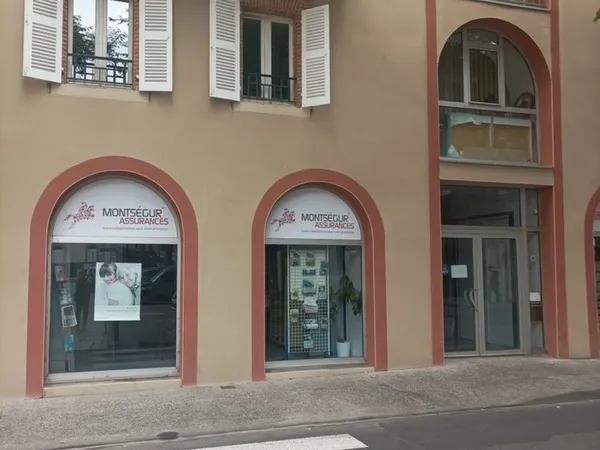 Un T1 3 pièce dans copropriété plein sud vue sur parking trè
