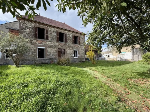 Maison Bourgeoise de 105m² avec dépendances à Beauvezet 63310