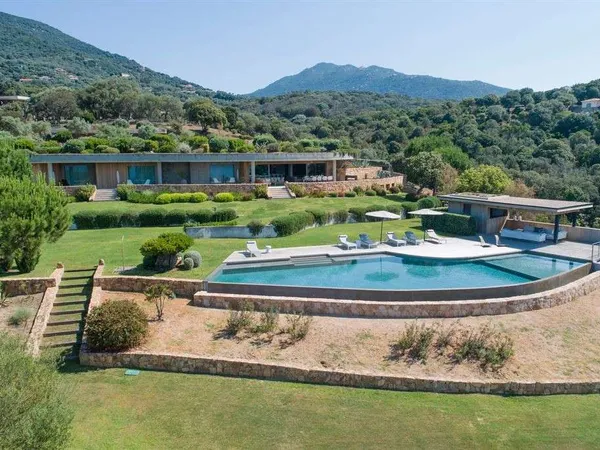 Maison 7 pièces 600 m²
