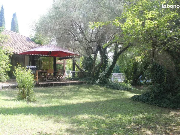 Maison d'architecte atypique de 170 m² avec piscine et jardin de 1 000 m² à Gallargues-le-Montueux