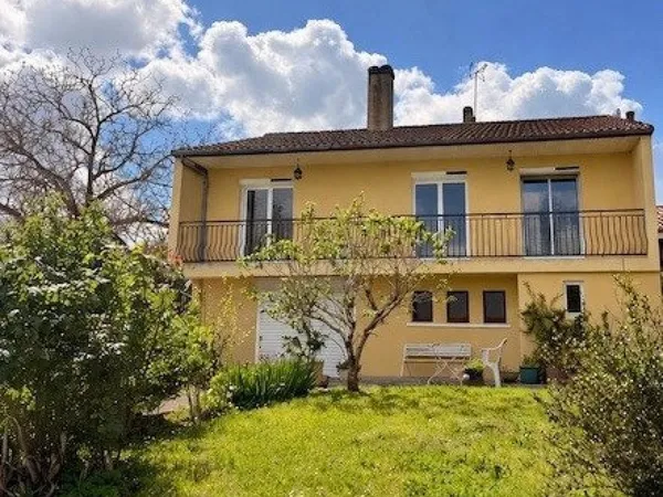 Centre village à pied  maison avec véranda et espace indépendant