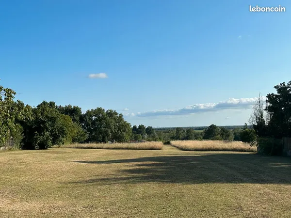 Grand terrain avec vue d'exception