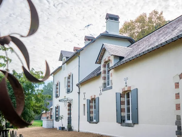 Maison de maître de 1848, dépendances et piscine couverte sur 6,75 hectares