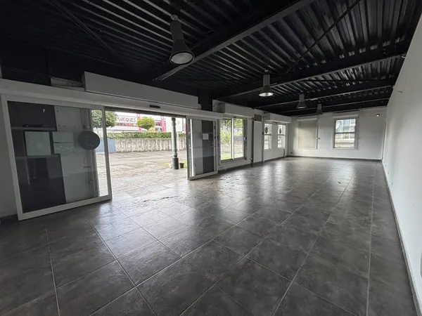 Local commercial JARRY - 200m2 - IMMEUBLE OISEAU DU PARADIS