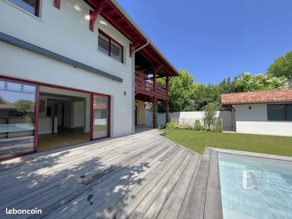 Villa 8 pièces 341 m²