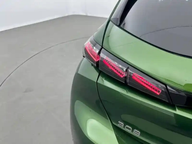 Peugeot 308 phev 180 e-eat8 — photo 17