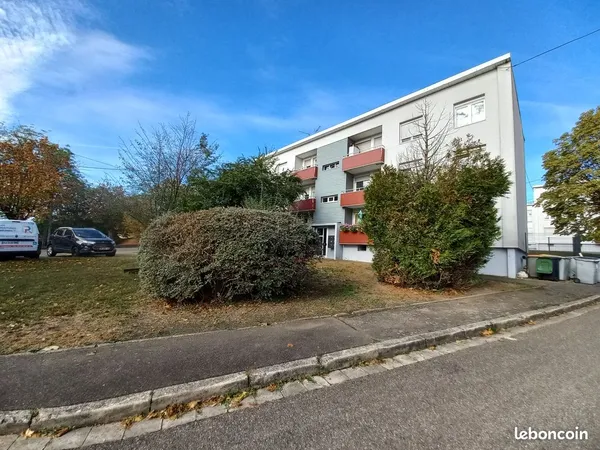 Location d'un logement lumineux de type F4 avec chauffage inclus dans un cadre verdoyant et boisé ru