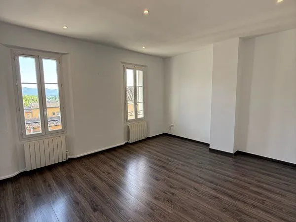 T2 lumineux 43 m² + cave - 700 CC - Centre de Pourrières - Semi-meublé - DPE D