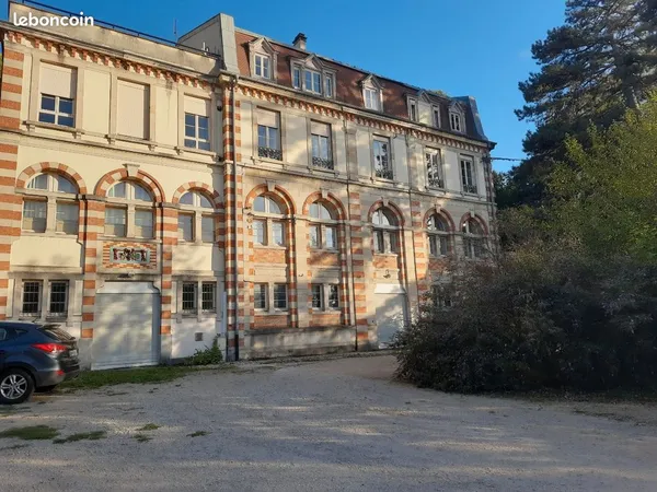 Loue F5 de" Prestige" dans une bâtisse de caractère