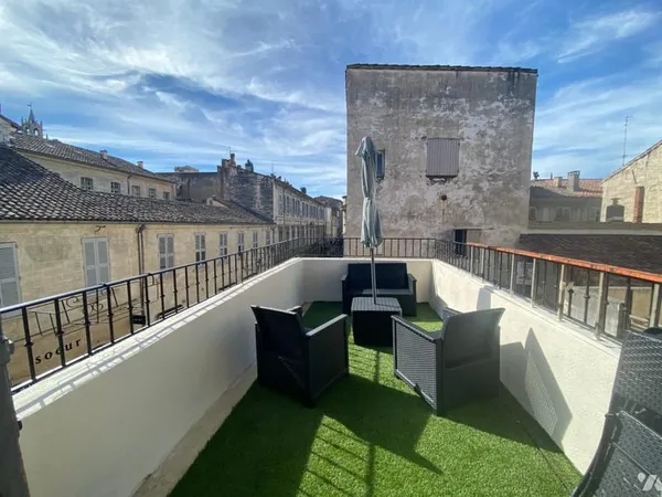 AVIGNON IM, rue J. Vernet, studio avec terrasse