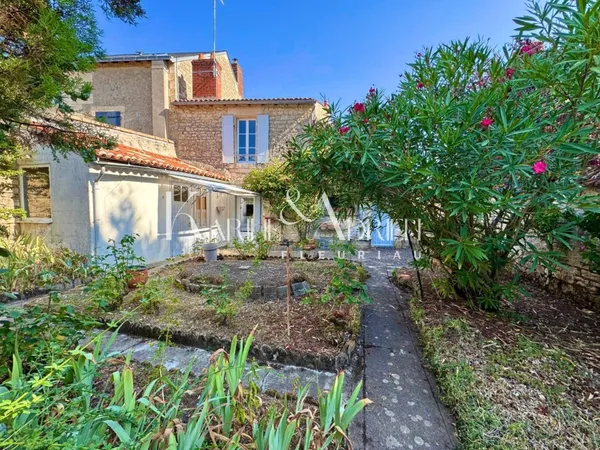 MAISON DE VILLE ET SON STUDIO ATTENANT À PROXIMITÉ DES COMMODITÉS