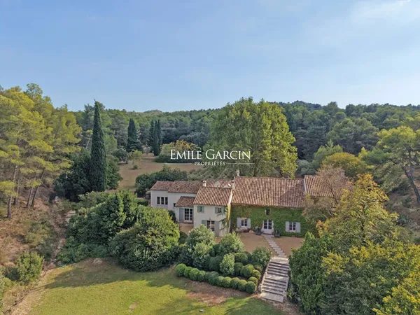 A vendre - Mas rénové avec soin sur plus de 5 hectares dans les Alpilles