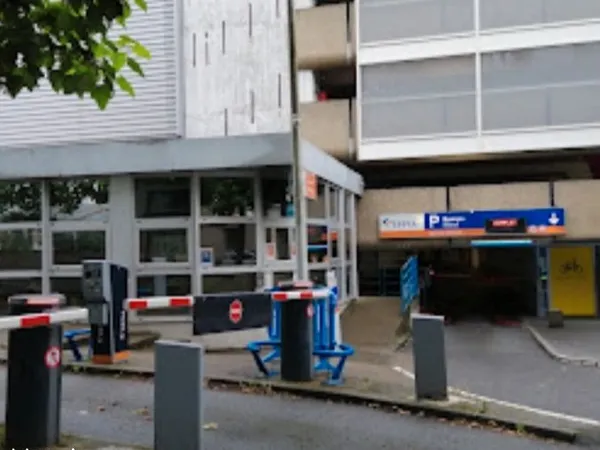 Place de parking dans le parking gare nord