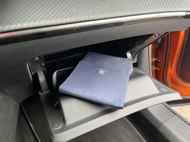Peugeot 2008 e- 136ch style — photo 11