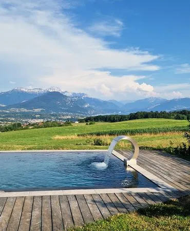 Maison avec piscine et vue montagnes et lac