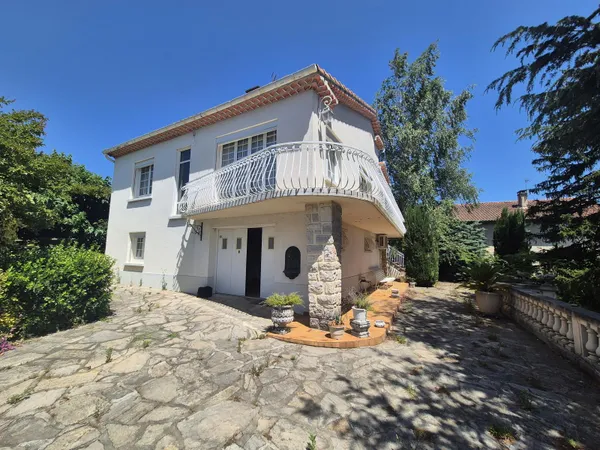 Deux logements en un  Grand terrain de 1 408 m²  Idéal famille ou investissement