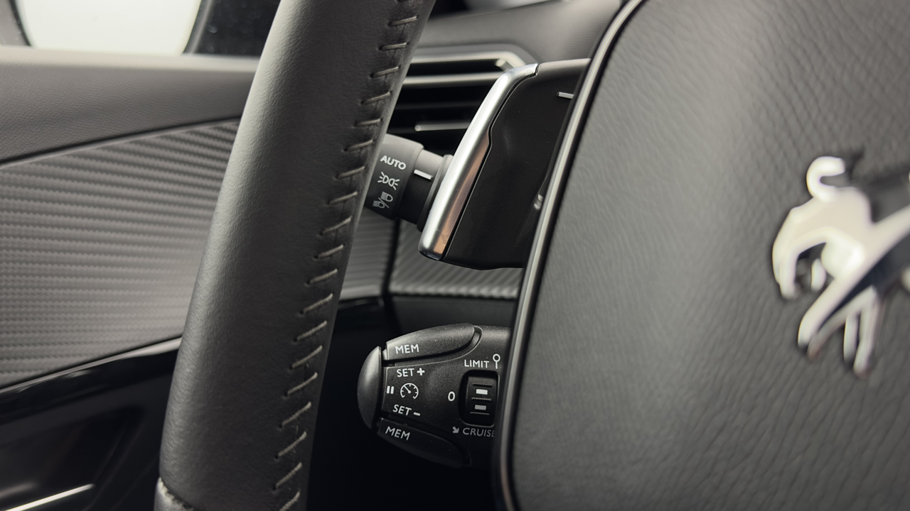 Peugeot 208 PureTech 100 S&amp;S EAT8 — photo 14