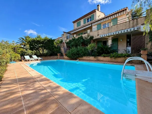Villa 186 m² vue sur le golf, piscine et dépendance