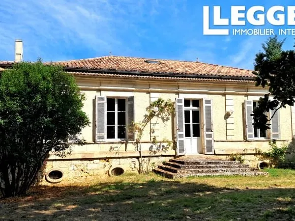 Grande maison en pierre sur 3 niveaux à restaurer, garage et grand terrain, belle vue. Proche centre