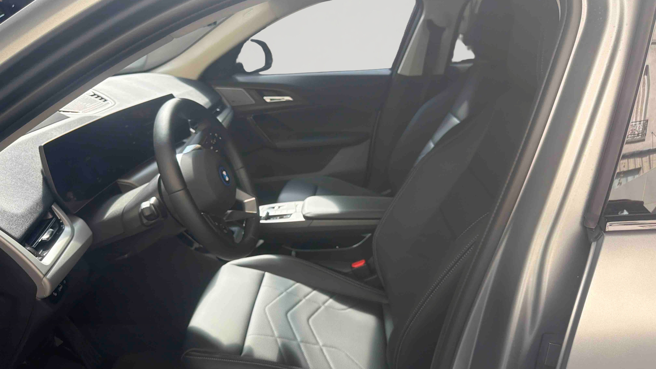 BMW iX2 eDrive20 204ch BVA — photo 12