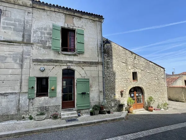 Maison R+2 T3 avec petite cour