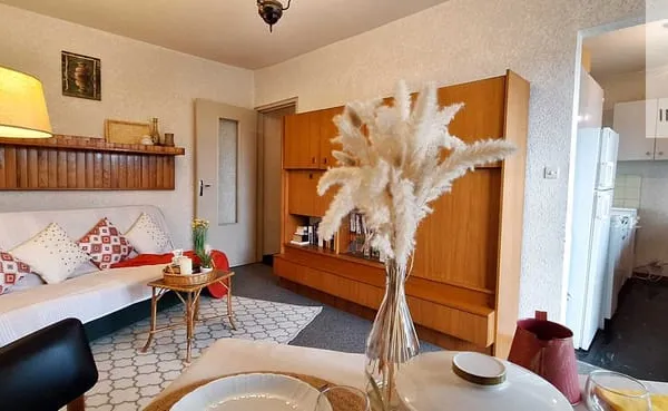 Appartement avec terrasse, piscine extérieure, cave et casie