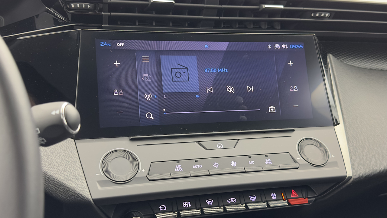 Peugeot 308 SW PHEV 180 e-EAT8 — photo 21