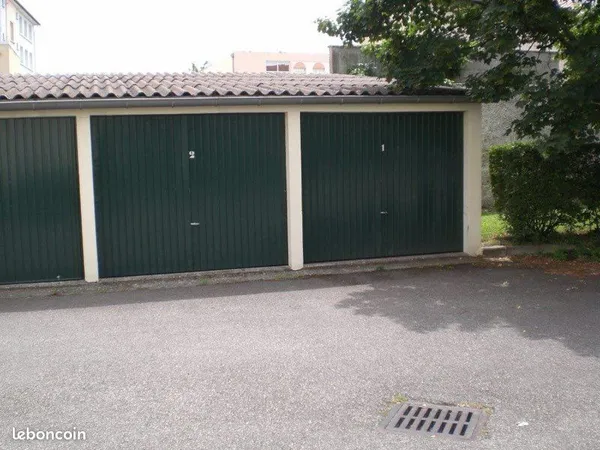Garage fermé à louer - Quartier en pleine mutation