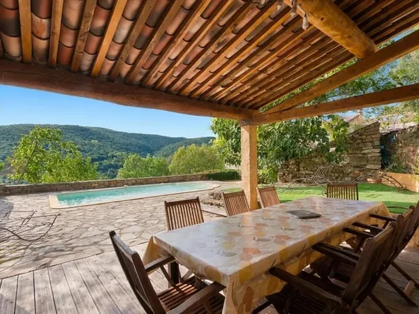 Ferrières-Poussarou - Deux logements, une piscine et une vue impressionnante sur la nature