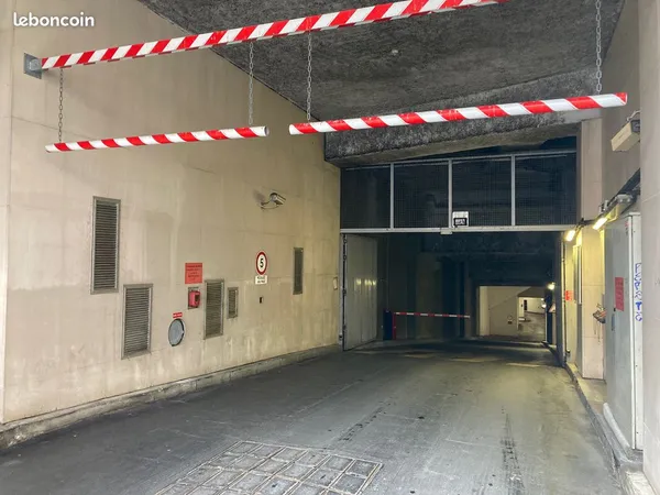 À louer une place de parking au 4ème sous-sol dans un immeuble de standing
