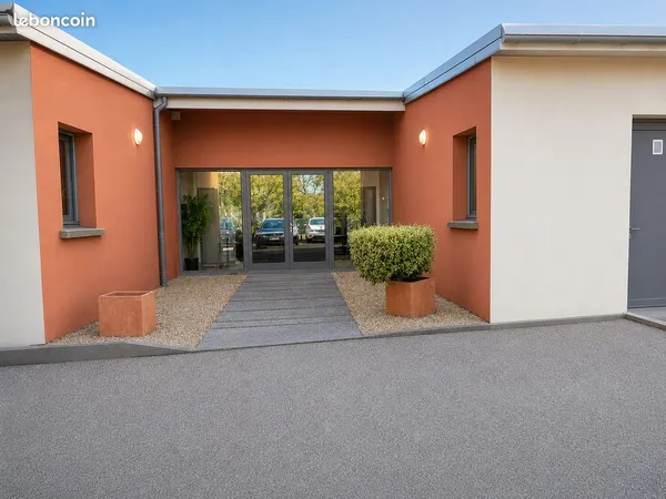 À vendre - Local commercial / professionnel de 168 m² avec parking sur 1 556 m² à Saint-Donat-sur-l'