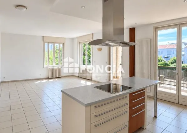 Maison individuelle avec jardin et double garage au coeur de Neuville-sur-Saône