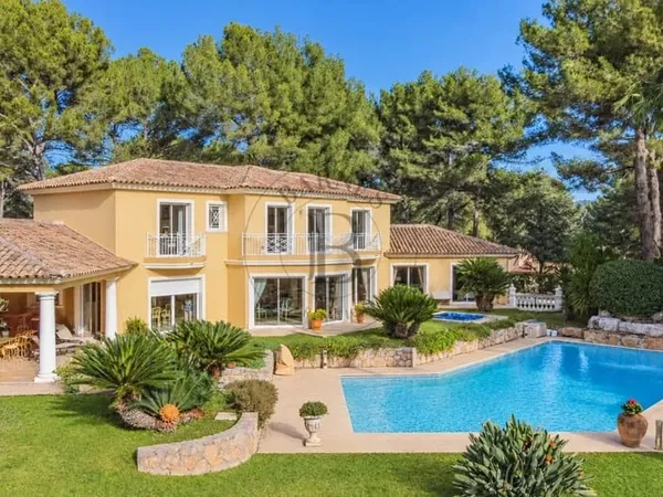 MOUGINS - VILLA PROVENÇALE - DOMAINE RECHERCHÉ