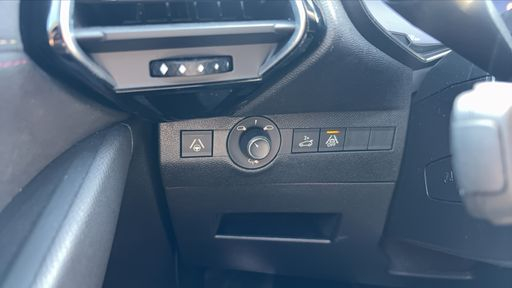 DS DS7 Crossback 2.0 BlueHDi 180 EAT8 - Performance Line + – 2020 – 130464 km – Diesel – Boîte Automatique — photo 6