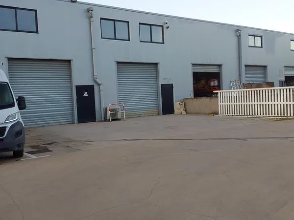 À LOUER - ENSEMBLE PROFESSIONNEL 320 m² avec BUREAUX - BALÉONE