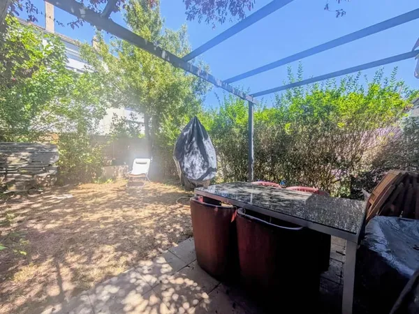 Maison 5 pièces AVEC ATELIER / STATIONNEMENT ET GARAGE DOUBLE