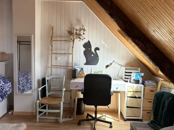 Grande chambre de charme meublée 25m² avec bureau dans demeure de caractère, près de Dinan / Saint-M