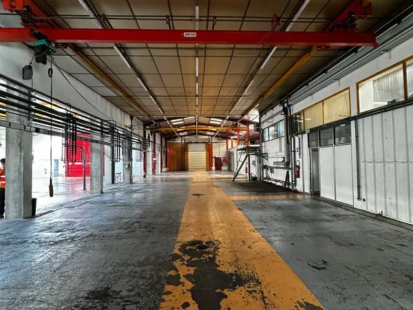 Oyonnax - Local d'activité 758 m² - Grand volume, porte sectionnelle
