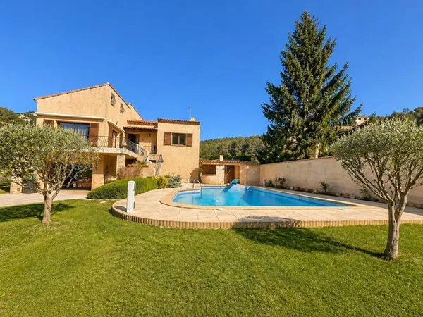 Route d'Eoures, très grande villa avec piscine et garage