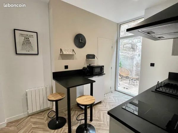 Studio/meublé/terrasse/parking/centre ville /wifi