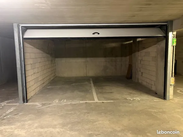 Parking/box 1 pièce 25 m²