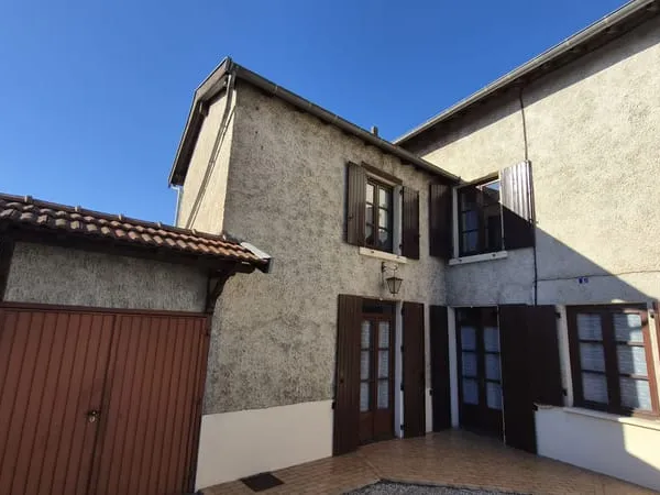 Maison d'habitation mitoyenne d'un coté, garage et jardin su