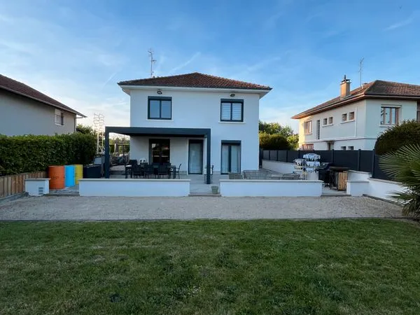 Maison de 123m2 entièrement rénovée au centre de Polliat