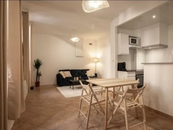 T2 avec cour privative Accès indépendant 13006 Marseille