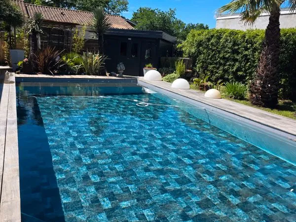 Maison contemporaine en L de plain-pied avec piscine