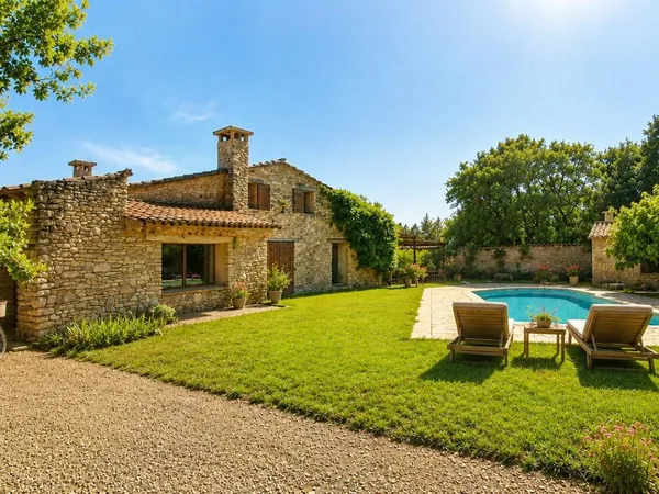 Au pied de Gordes, propriété de caractère composée de 2 maisons en pierre sur 2500 m² de terrain, id