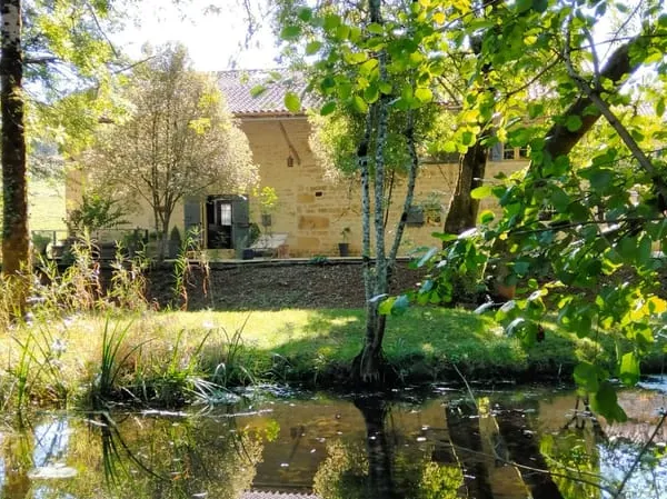 Charmante Maison En Pierre de Caractère avec Granges et Vue sur la Rivière, Proche Nanteuil-en-Vallé