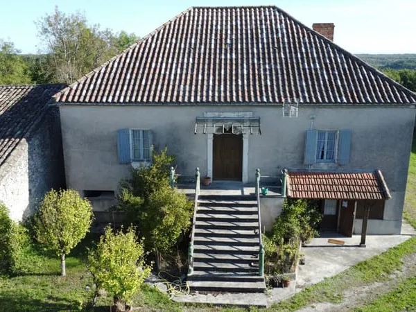 Propriété composé d'une maison d'habitation et de 3 dépendan