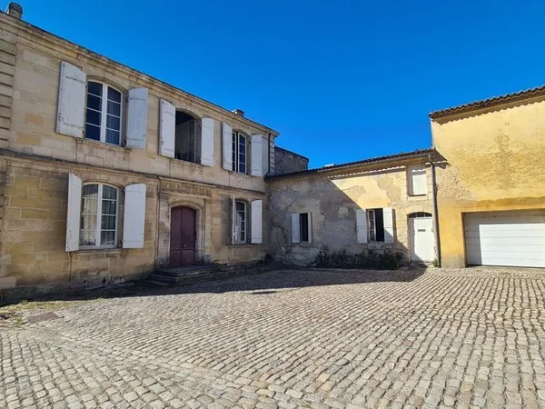 Demeure en pierre à vendre avec les commodités à pied